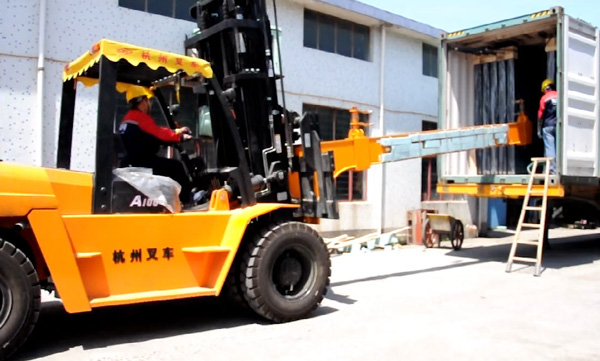 玻璃行業(yè)，杭州叉車串桿屬具卸貨實拍案例